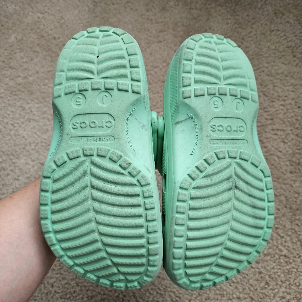 Crocs classic clogs mint green golf jibbitz youth size 5 womens size 7
